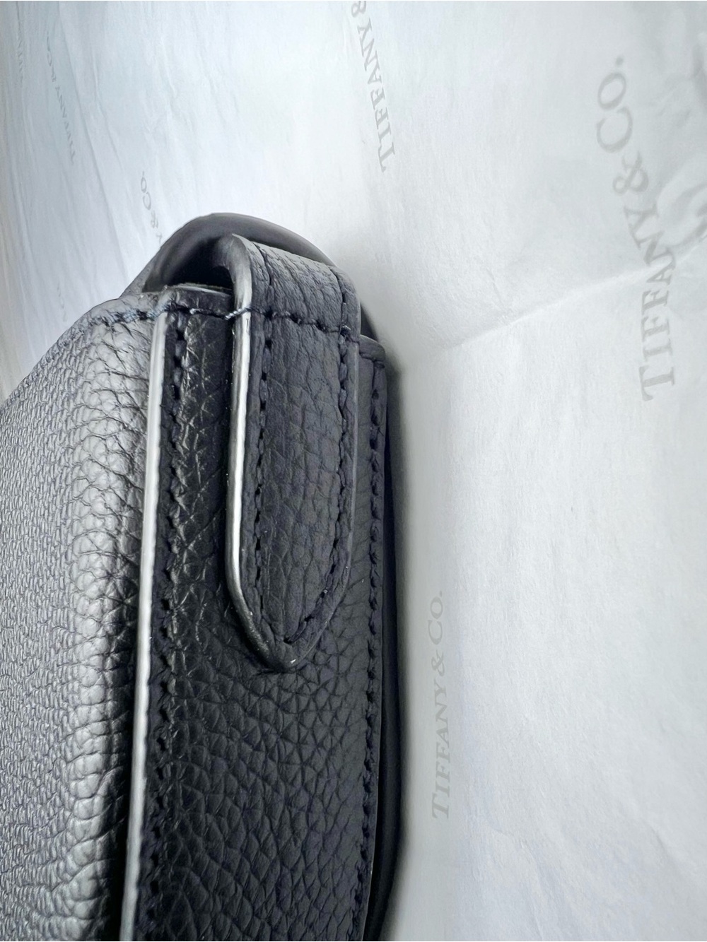 Tiffany & Co. Black Leather Crossbody bag with Gold plated Logo - Picture 10 of 12